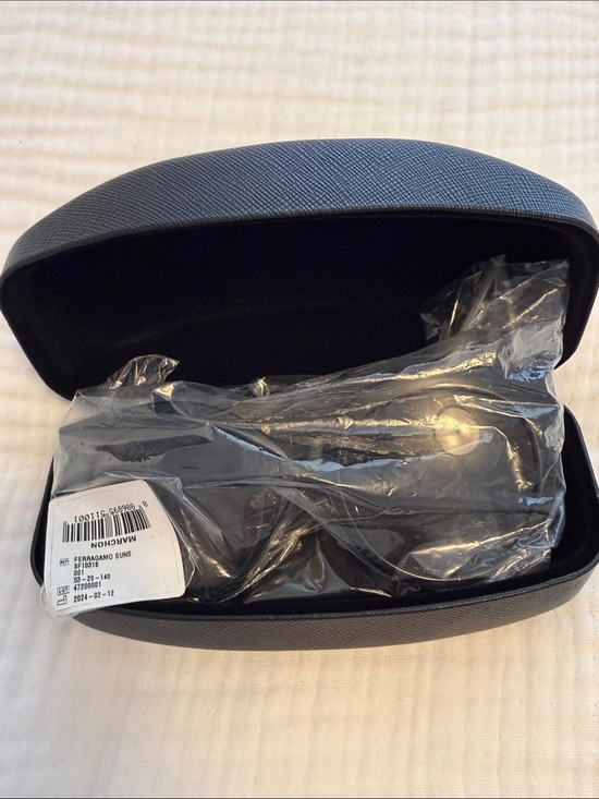 Salvatore Ferragamo Black Round Cat-Eye Sunglasses with Gradient Lenses main image 4